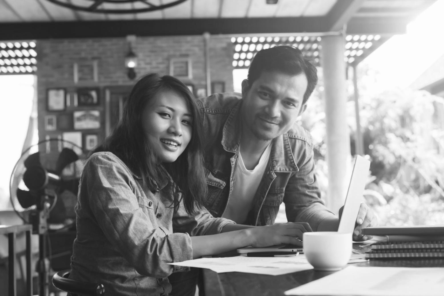 Menschen bei einer Finanzberatung diskutieren Budgetplanung