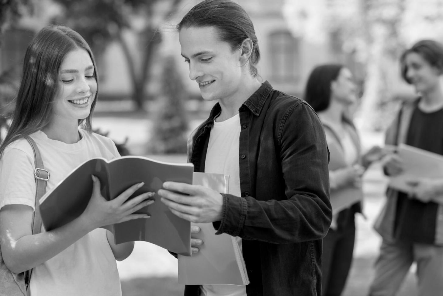 Person arbeitet an Finanzplanung mit Taschenrechner und Unterlagen